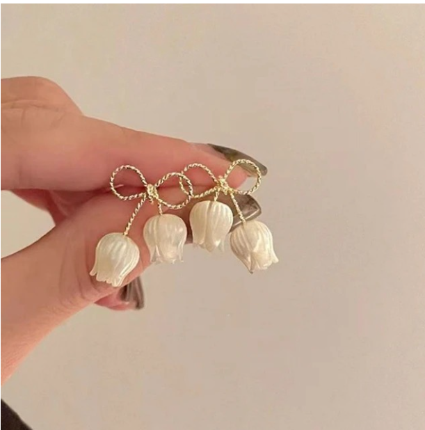 Tulip bow earrings