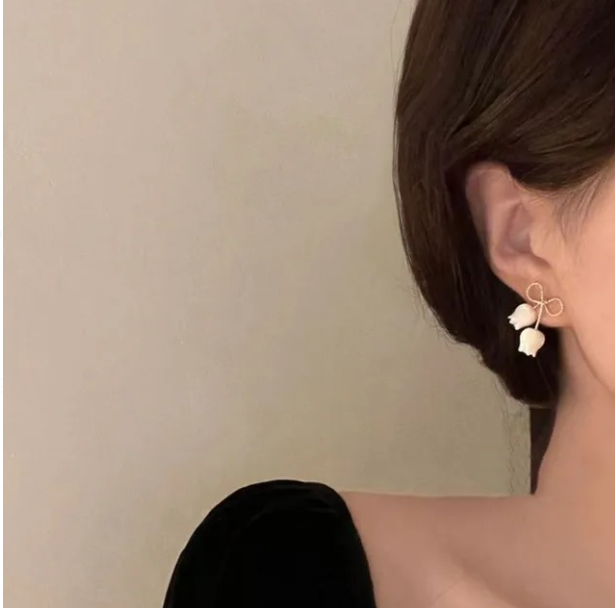Tulip bow earrings