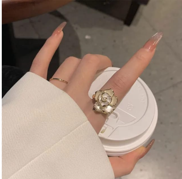 White flower shape ring