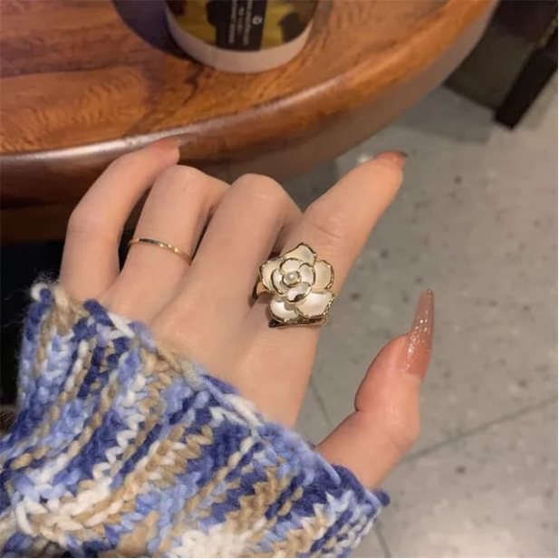 White flower shape ring
